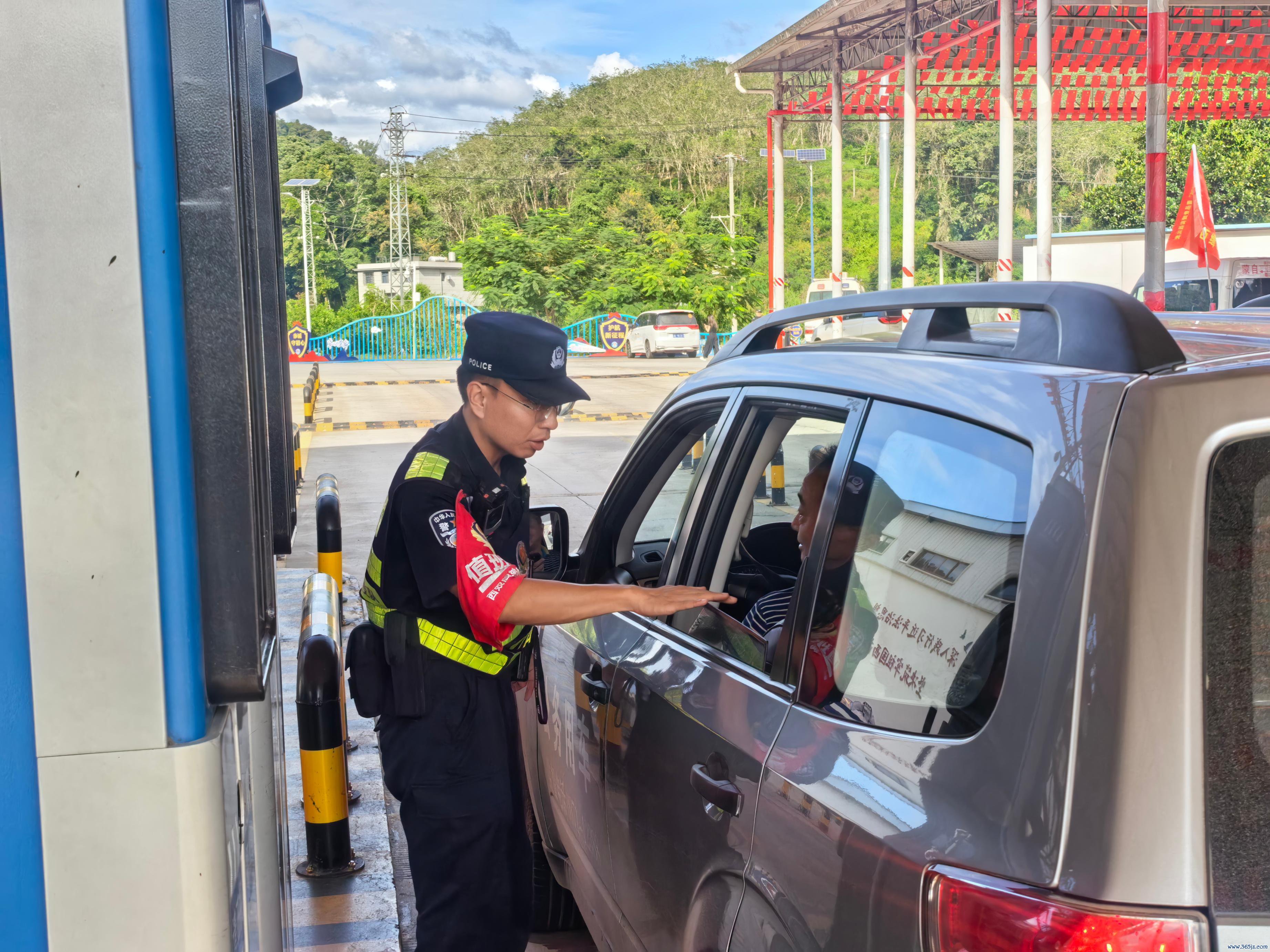 李秉徽正在翻开河滨境检讨站检验车辆。东说念主民网记者 郝萍摄