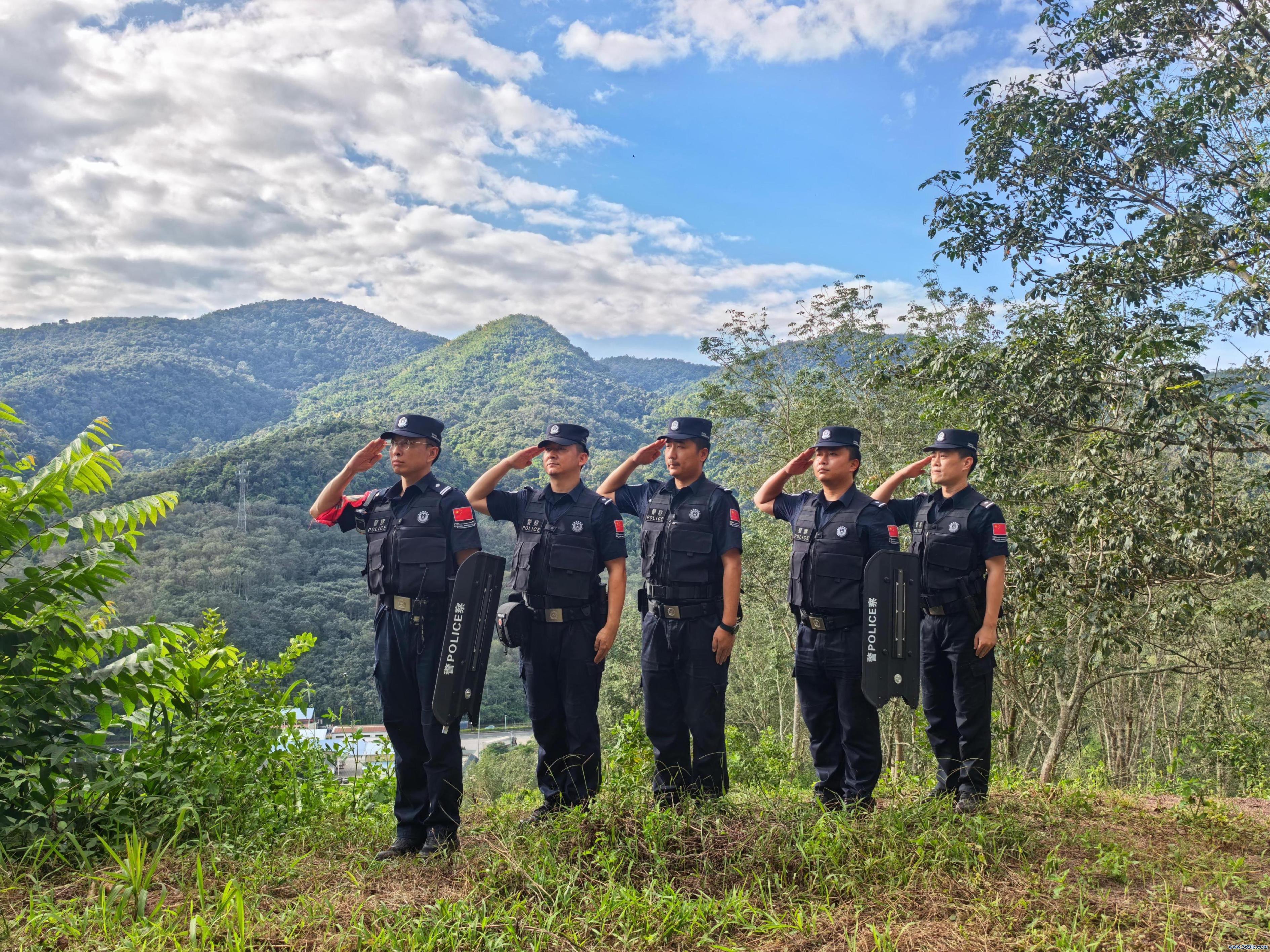 李秉徽与共事在山上巡缉。东说念主民网记者 郝萍摄