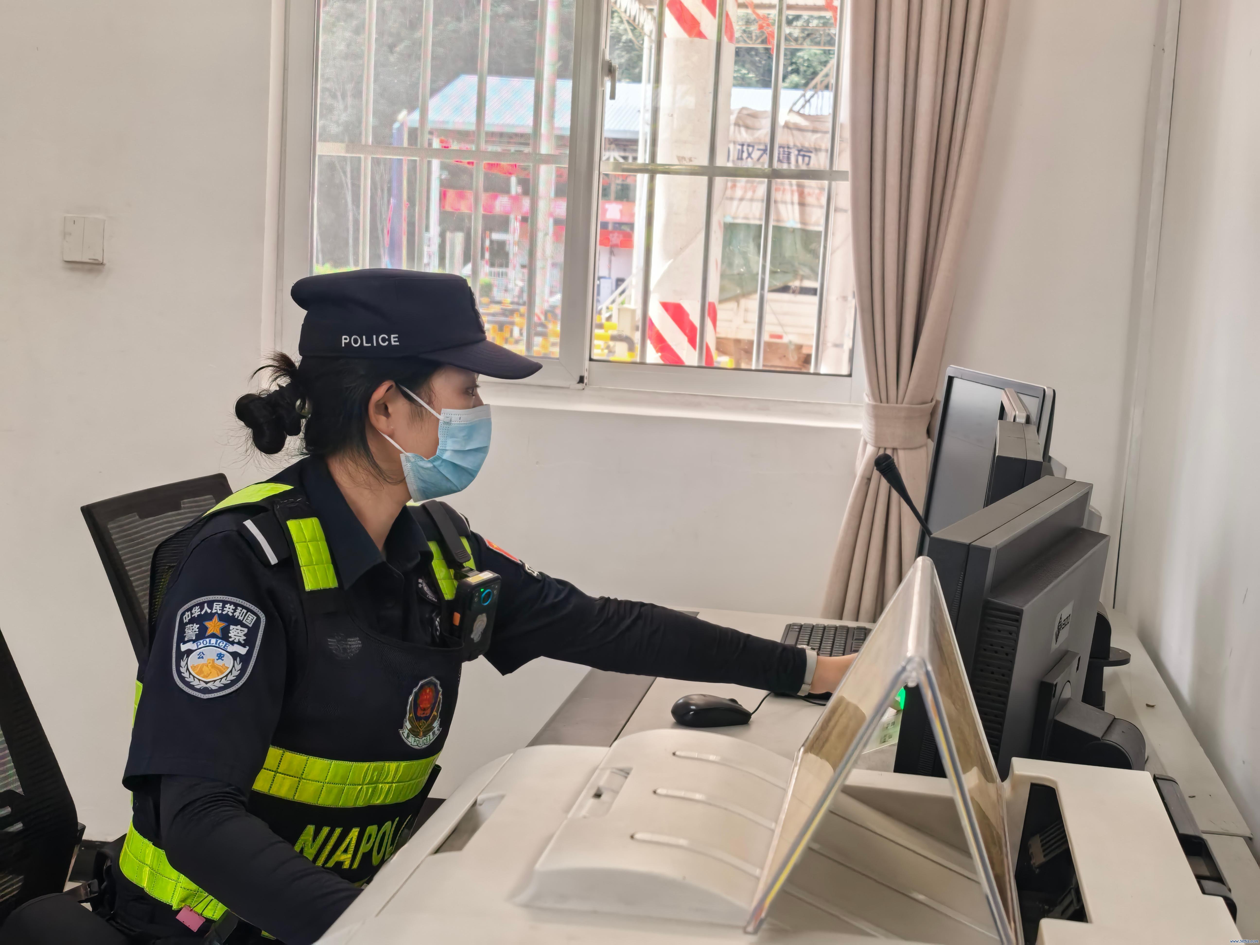 王卫正在识别大型货色车辆X光检测系统所呈现的立体图像。东说念主民网记者 郝萍摄